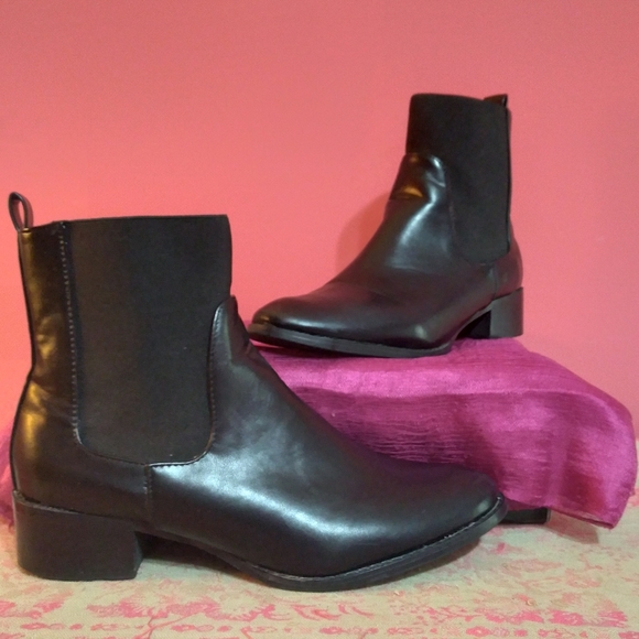 Etienne Aigner Shoes - (Vegan) Etienne Black Chelsea 'Jensen' boot - size 9 (non-leather)